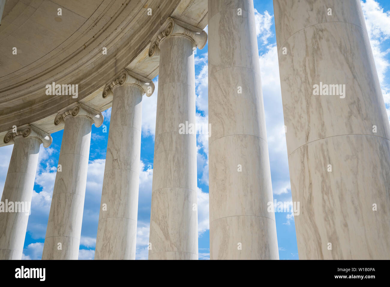 Vista panoramica di marmo bianco delle colonne in stile neoclassico dall'interno della sala rotonda del Jefferson Memorial a Washington DC, Stati Uniti d'America Foto Stock