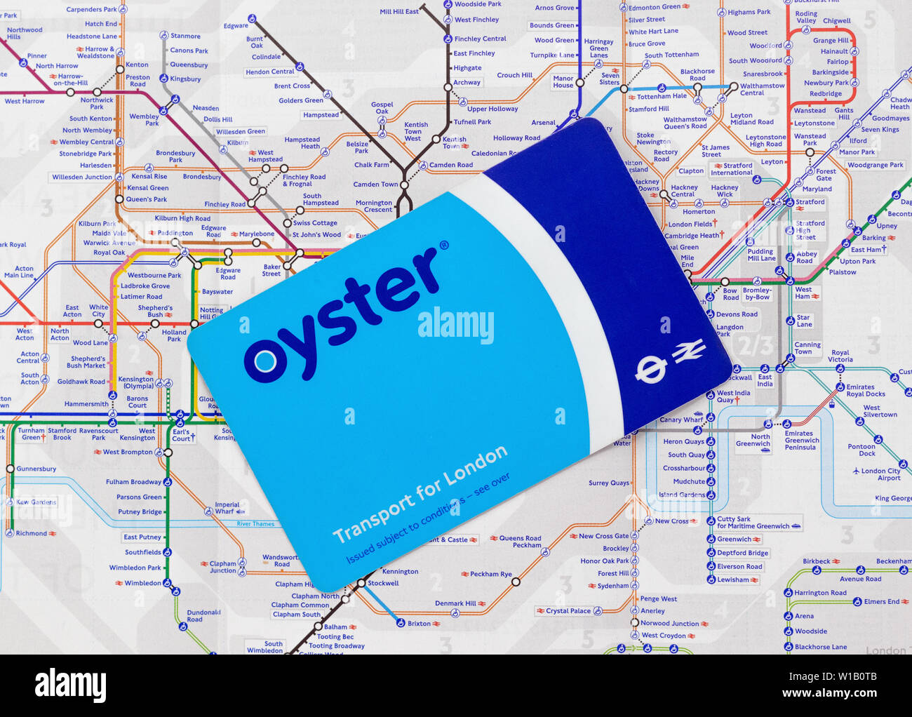 London / UK - 1 Luglio 2019 - Oyster card di viaggio su una mappa della metropolitana di Londra Foto Stock