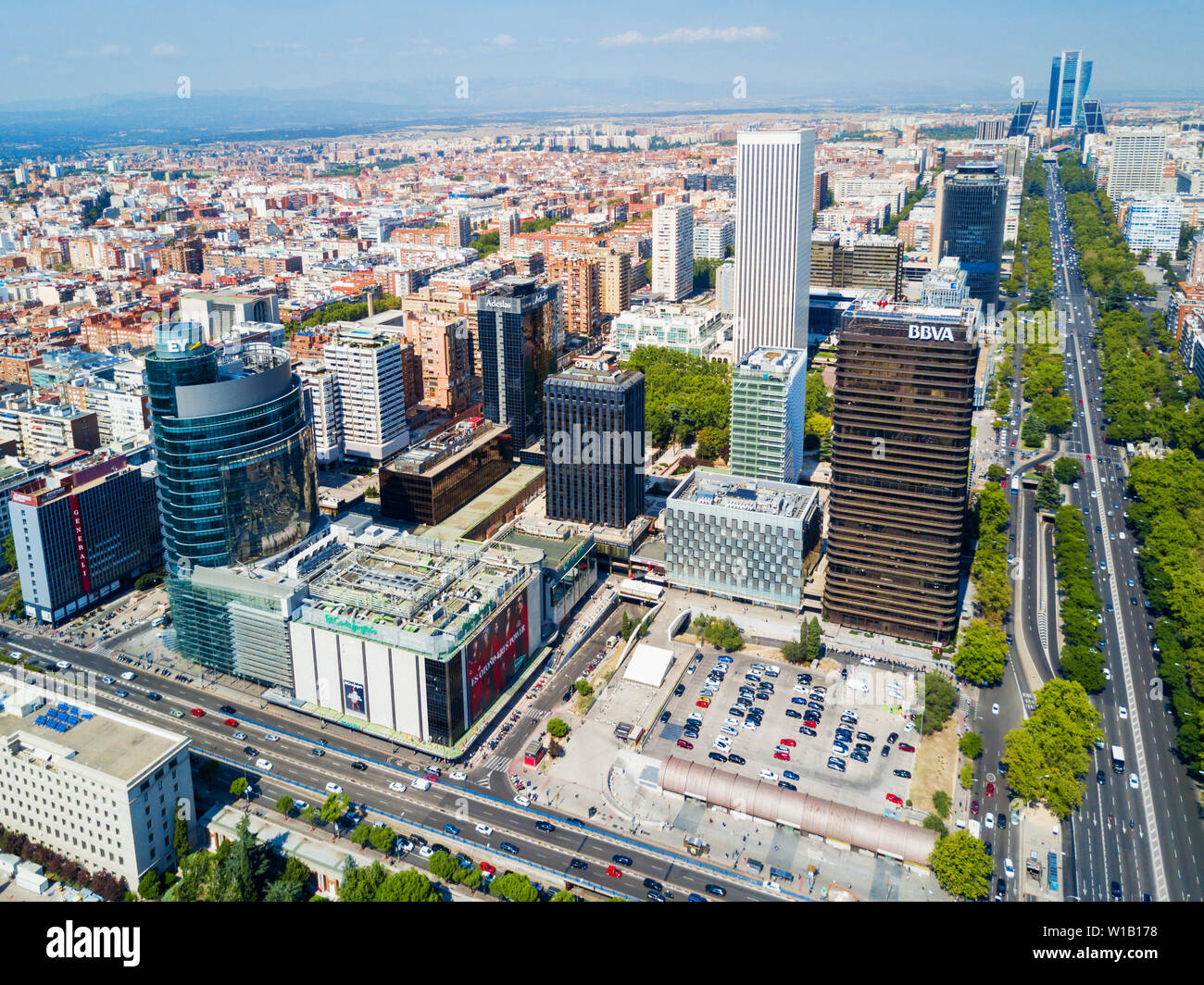 Antenna vista panoramica dei quartieri degli affari di Azca e CTBA a Madrid, Spagna Foto Stock