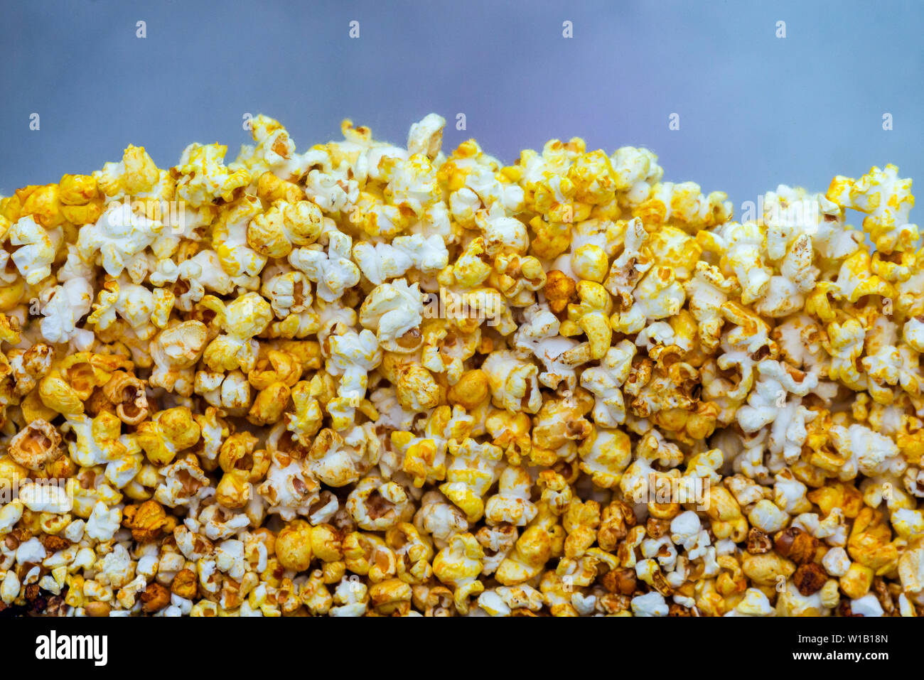 Golden caramello popcorn closeup. Sfondo di popcorn. Snack e cibo per un filmato Foto Stock