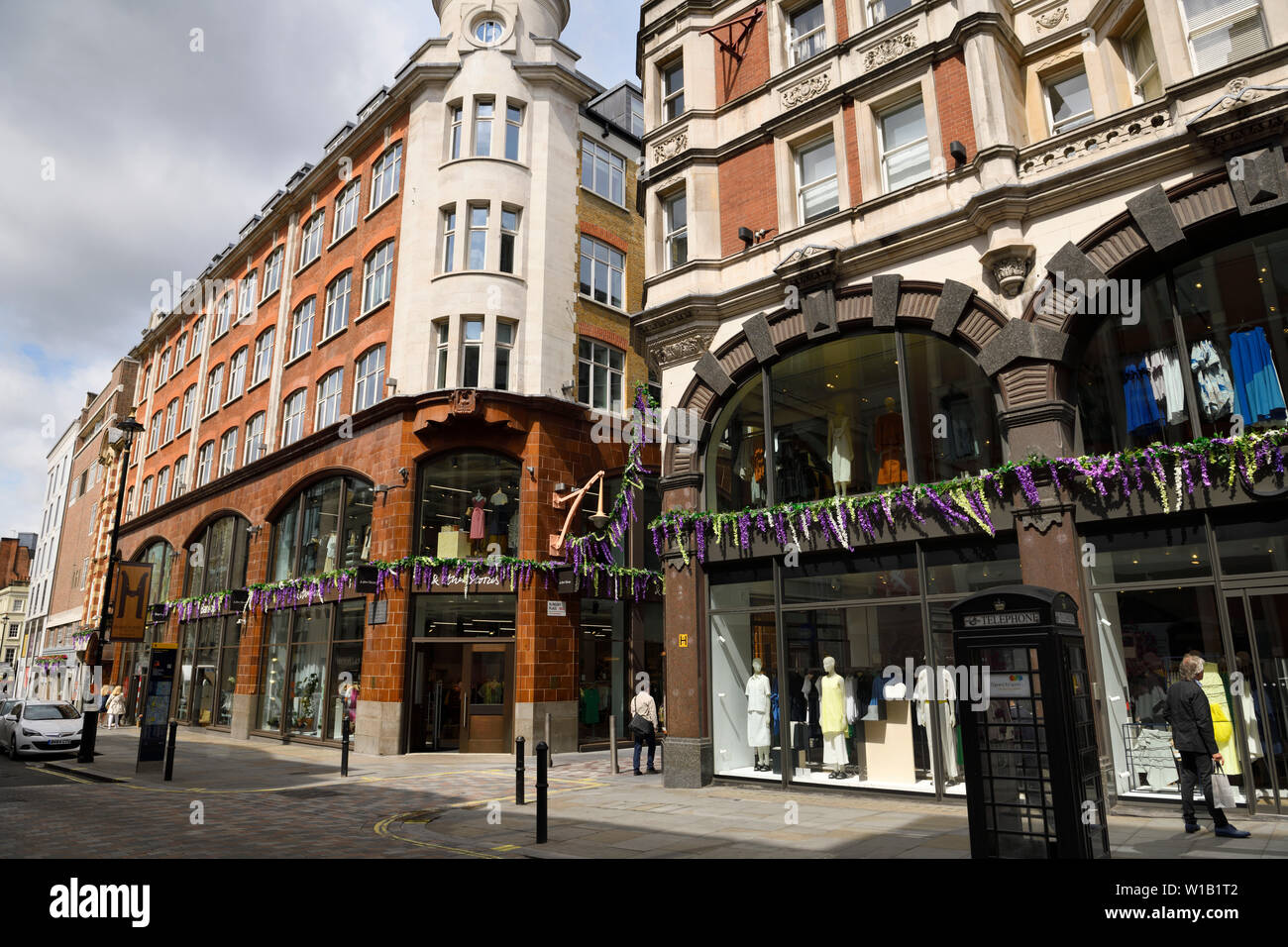 Black box telefonico e negozi su Long Acre in Covent Garden e Charing Cross London Inghilterra England Foto Stock