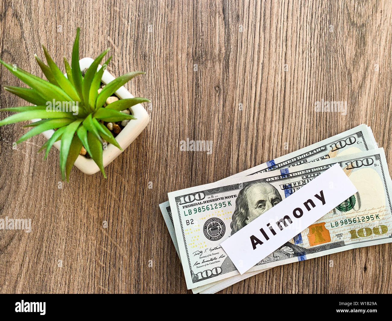 Pagamenti alimony. Pila di dollari con firmare assegni alimentari e denaro. Il divorzio e la separazione del concetto. Foto Stock