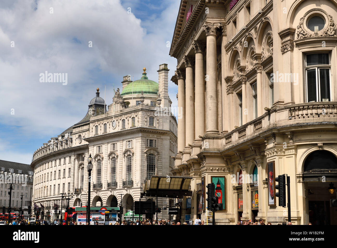 Curve di Regent street con la contea fuoco Ufficio del quadrante e il Padiglione di Londra a Piccadilly Circus Westminster London Inghilterra England Foto Stock