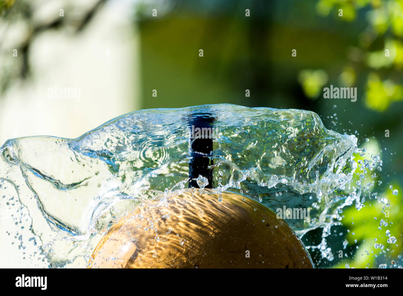 Telaio di congelamento di acqua spashing fuori da una fontana. Foto Stock