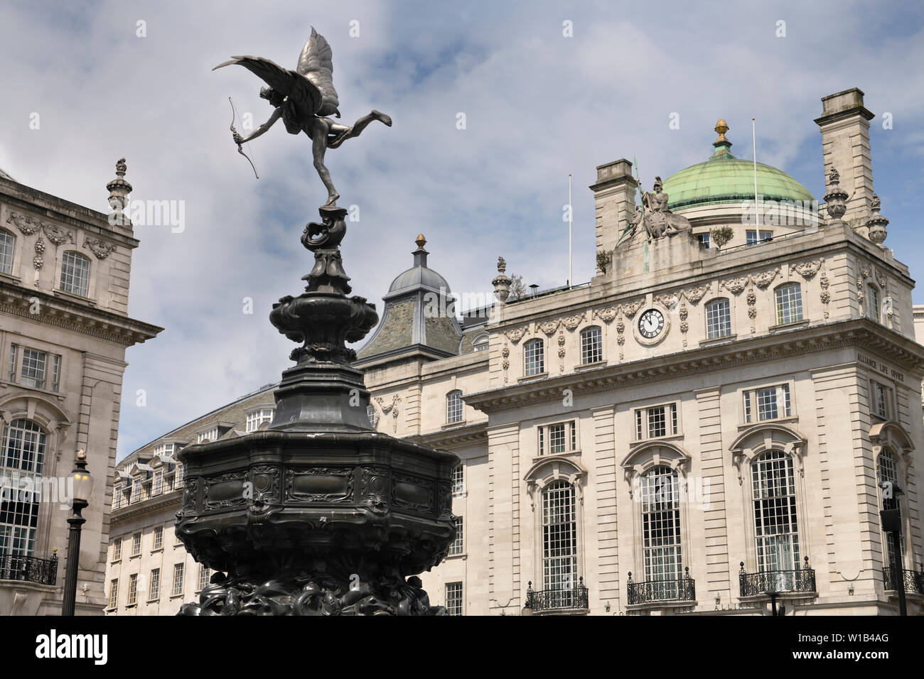 Shaftesbury Memorial Fountain toped in winged Anteros in Piccadilly Circus con il quadrante su Regent Street London Inghilterra England Foto Stock