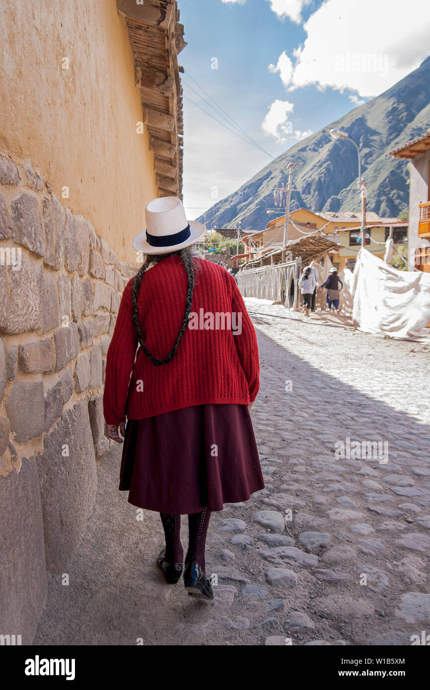 Vecchia donna in Perù con capelli tipico legato dietro la schiena Foto Stock