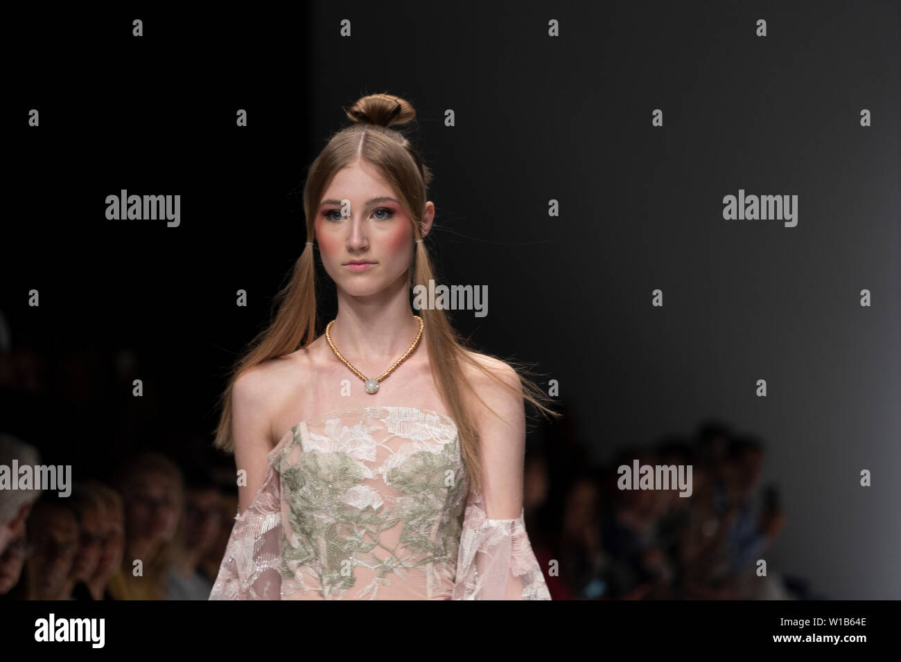 Un modello durante la lana Mueller visualizza, Mbfw Berlin, 01 Luglio 2019 Foto Stock