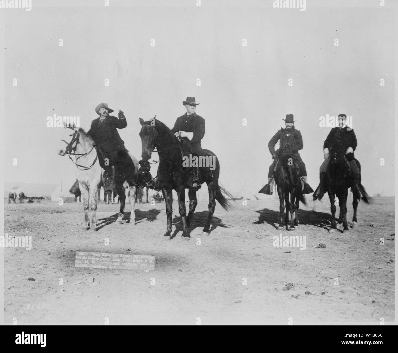 Brig. Gen. Nelson A. Miglia e Buffalo Bill visualizzazione indiano ostile camp vicino a Pine Ridge Agency, South Dakota. Da Grabill, 16 Gennaio 1891 Foto Stock