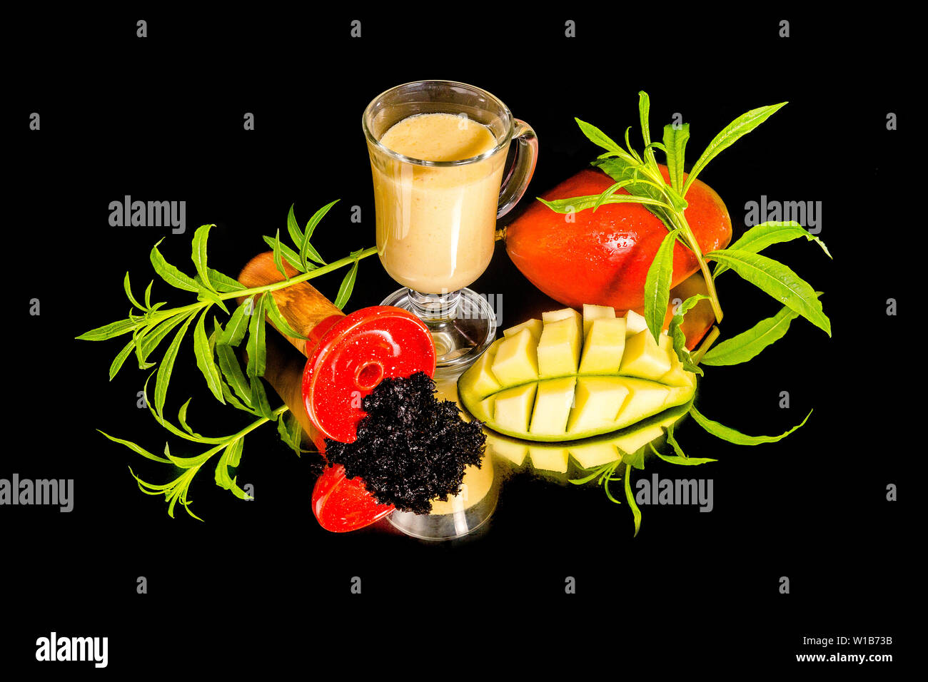 Hookah ciotola con il tabacco. Mango Lassi shisha tabacco. Foto Stock