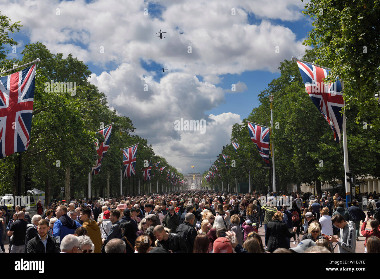 Elicottero flypast presso il centro commerciale con Union Jack Flag e la folla per Trooping il colore 2019 Londra Inghilterra a Buckingham Palace Foto Stock