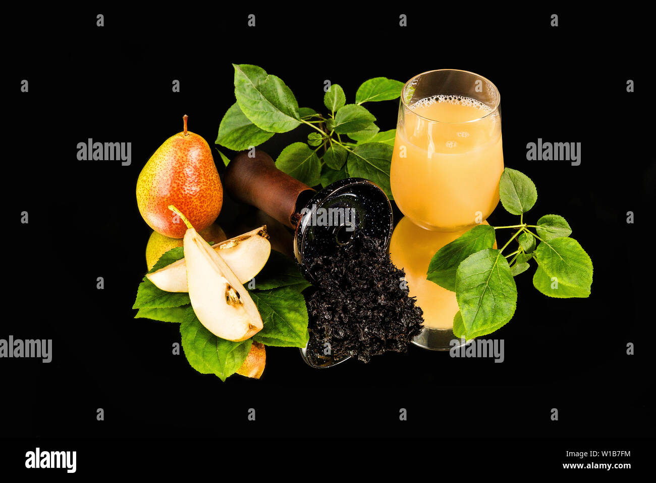 Hookah ciotola con il tabacco in fumo. Pera shisha tabacco. Foto Stock