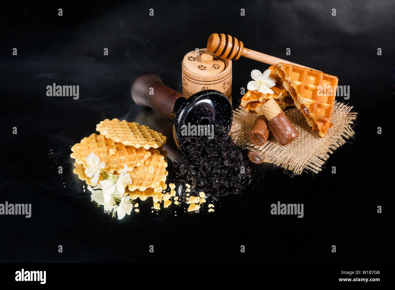 Hookah ciotola con il tabacco e le cialde belghe. Torta di tabacco shisha. Foto Stock