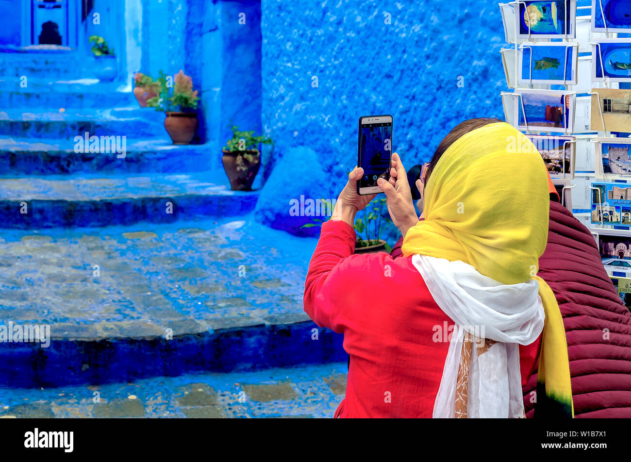 Chefchaouen, Marocco - 24/04/2019: turisti fotografare a Chefchaouen, una bellissima città del nord del Marocco e visitata da turisti provenienti da tutto il w Foto Stock