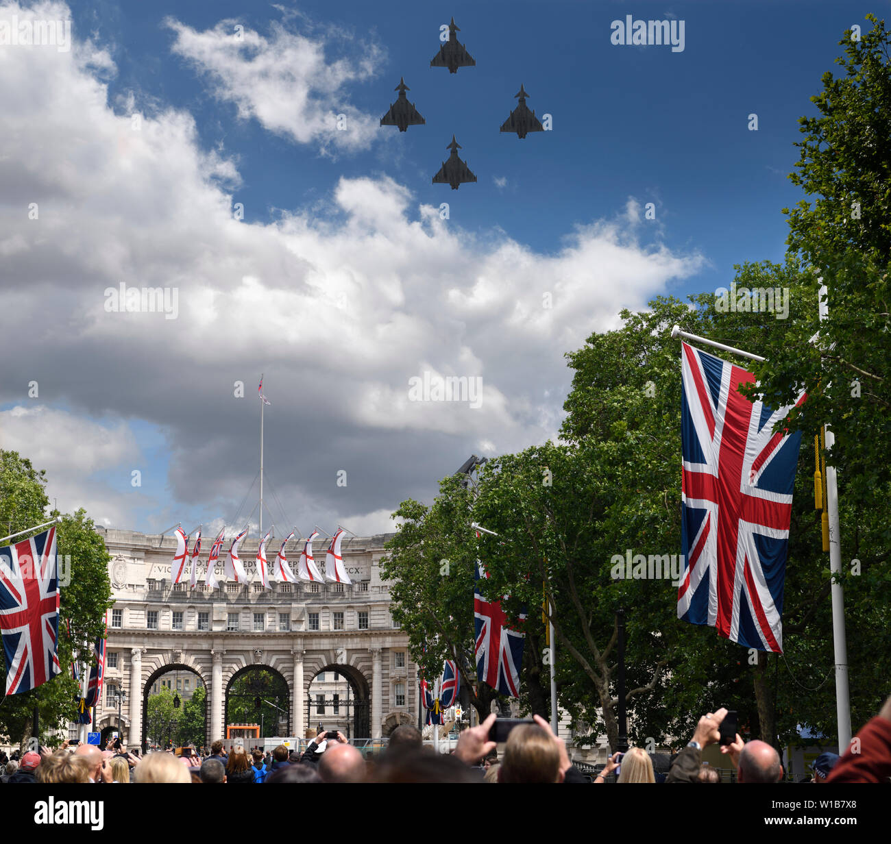 Quattro Eurofighter Typhoon jet da combattimento in volo su Admiralty Arch sul Mall per Trooping i colori della regina Elisabetta compleanno 93London Inghilterra England Foto Stock