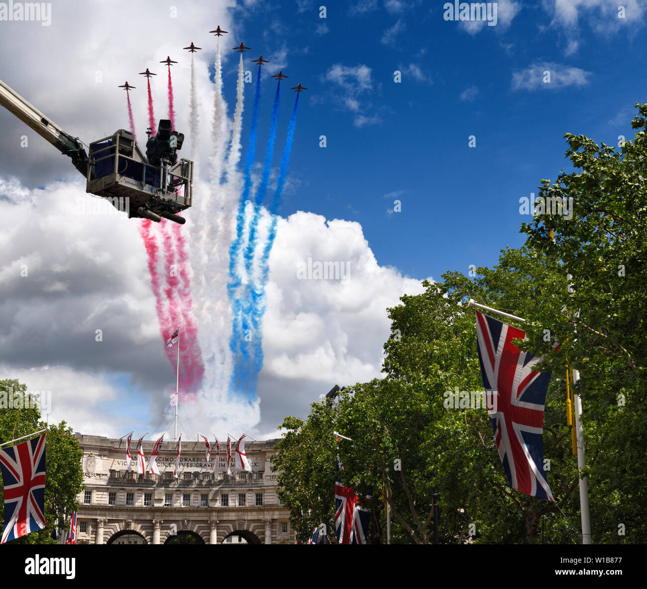 Le frecce rosse flypast su Admiralty Arch al Mall con Union Jack Flag e telecamera gru per Trooping il colore regina del compleanno di Londra Inghilterra Foto Stock