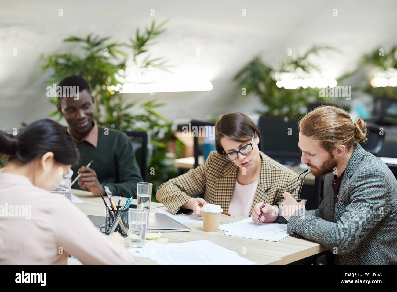 Multi-etnico business team lavorano insieme durante la riunione in ufficio, spazio di copia Foto Stock