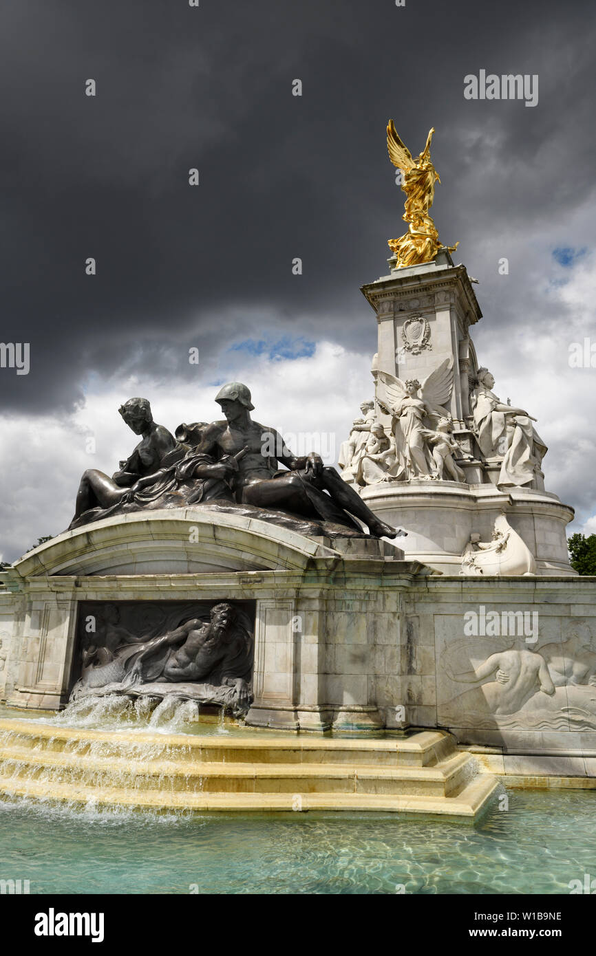 Tema nautico di Victoria Memorial monumento alla Regina Victoria e fontana al centro commerciale a Buckingham Palace con oro Vittoria Alata e nuvole scure Lon Foto Stock