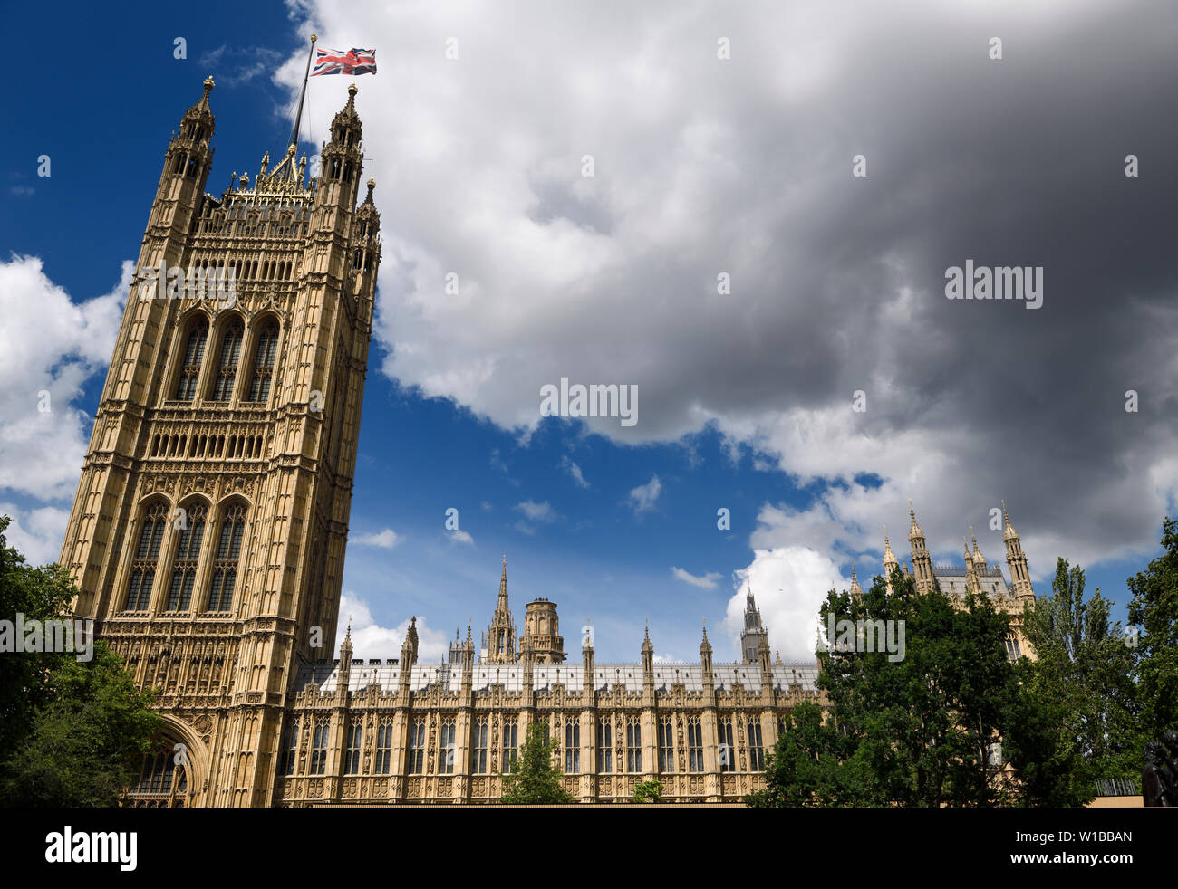 Asta di nero il giardino del governo dello stato degli uffici con Victoria Tower presso il Palazzo di Westminster London Regno Unito Foto Stock
