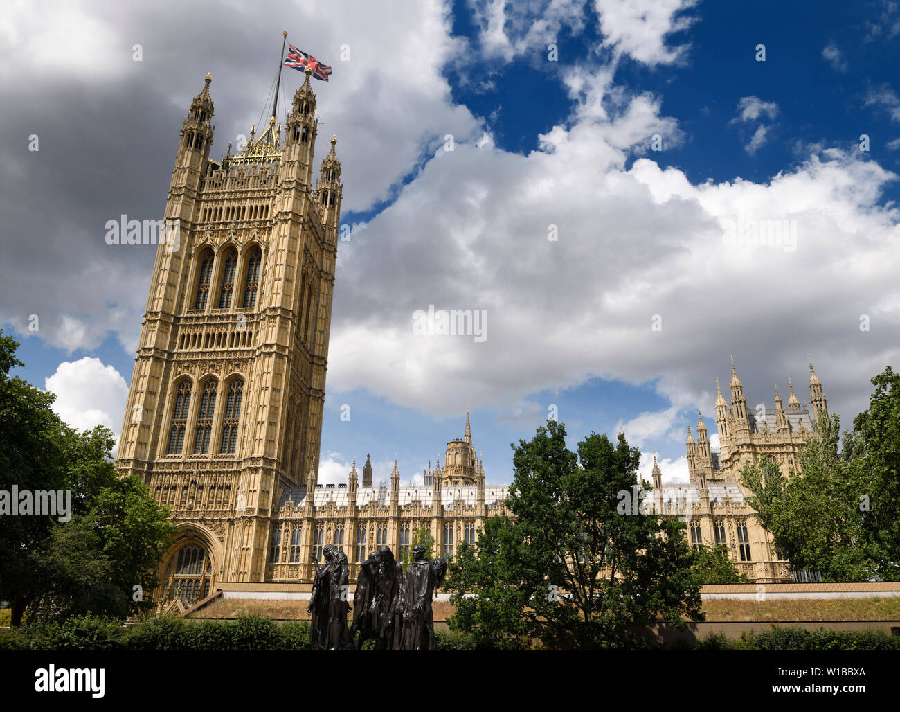 Asta di nero il giardino del governo dello stato degli uffici con Victoria Tower presso il Palazzo di Westminster London Regno Unito con il Rodin borghesi di Calais sculptu Foto Stock