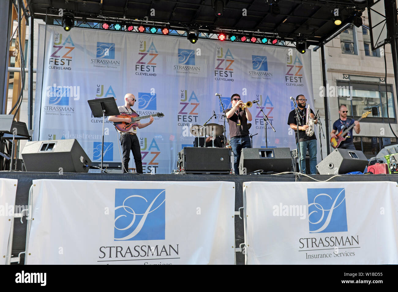 Una performance jazz sul palco principale all'aperto durante il Tri-C Jazzfest 2019 nel Playhouse Square Theatre District di Cleveland, Ohio, Stati Uniti Foto Stock