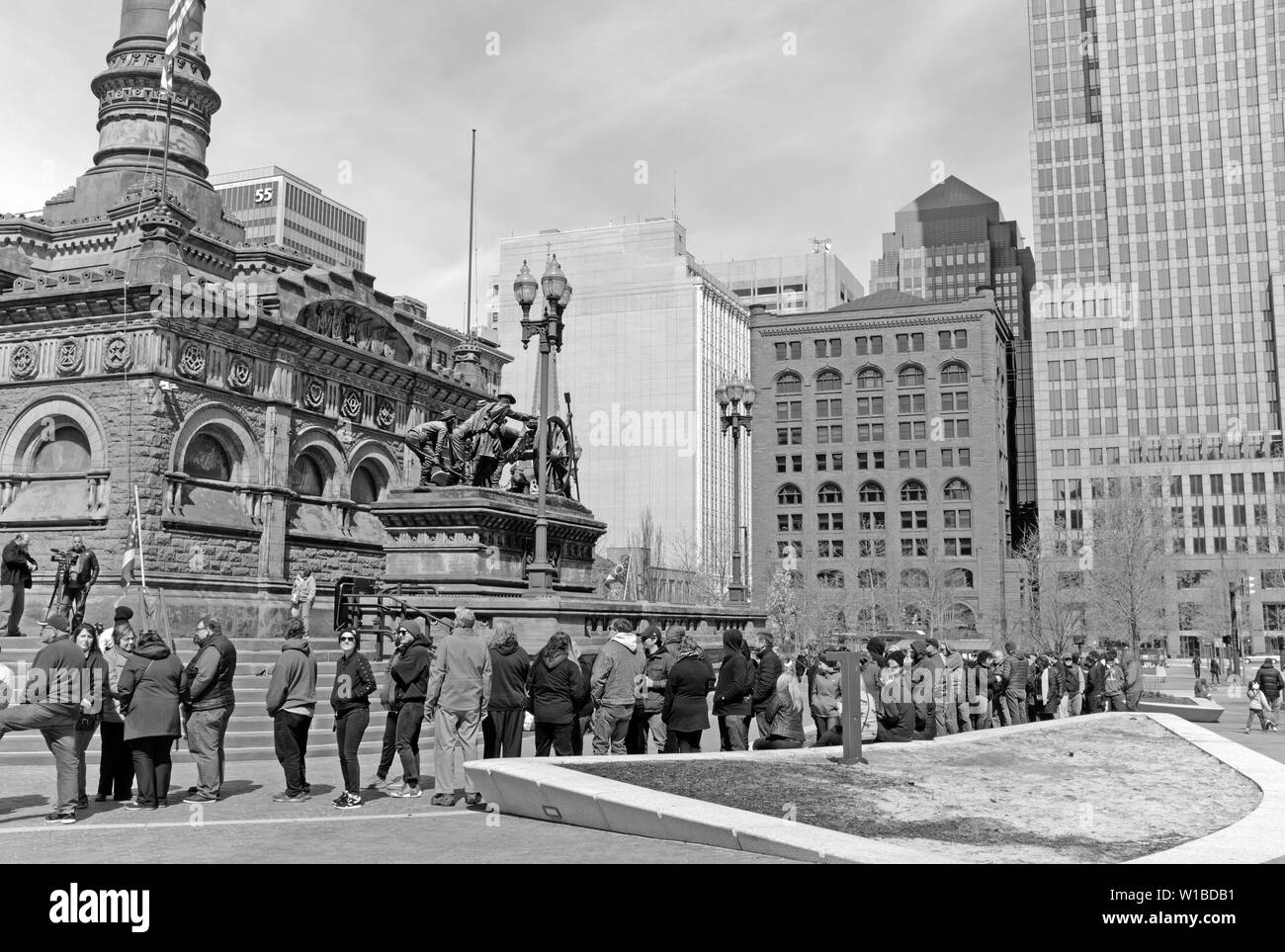 Una lunga fila di visitatori aspetta di visitare Il Soldiers and Sailors Monument in Public Square a Cleveland, Ohio, Stati Uniti. Foto Stock