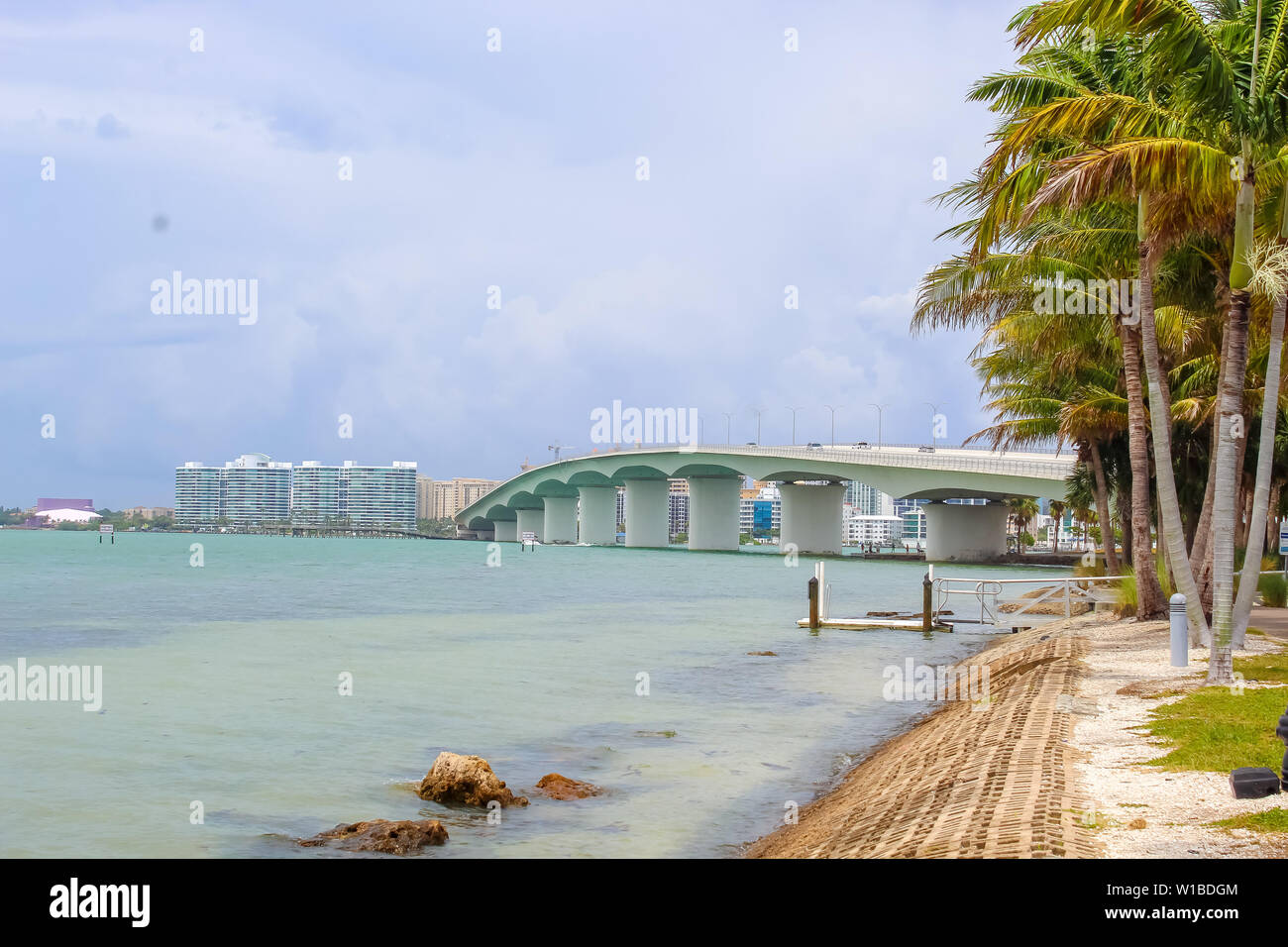 John Ringling ponte dalla chiave di uccelli parcheggio auto subito dopo una tempesta - Sarasota, Florida - Giugno 9, 2019 Foto Stock
