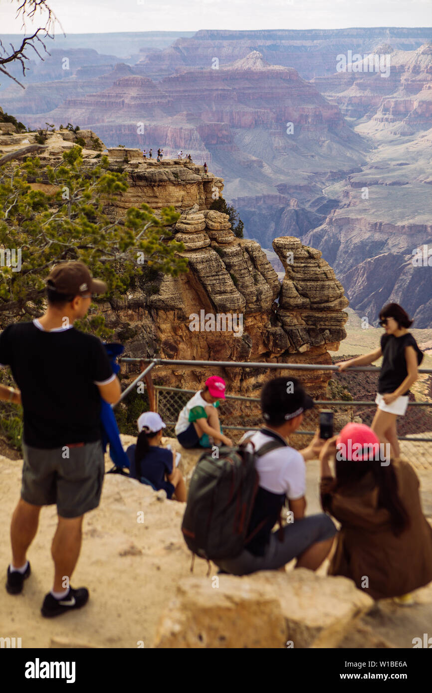 Turismo in appoggio il bordo Sud del Grand Canyon National Park, Arizona, Stati Uniti d'America Foto Stock
