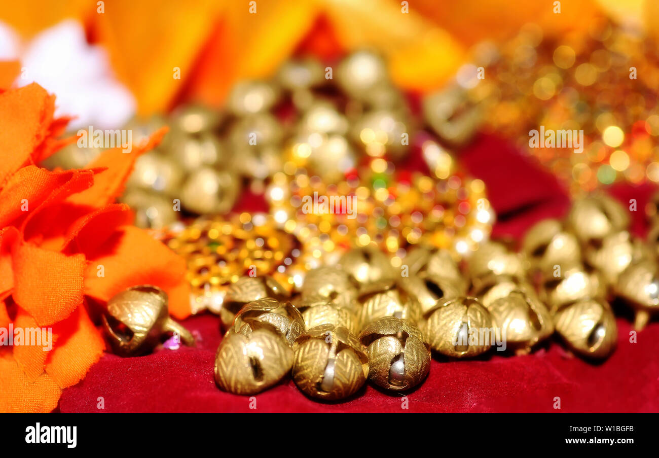 Golden campane di piedi anklet del classico ballerino indiano con ornamenti per Bharatanatyam danza classica nel fuoco selettivo Foto Stock