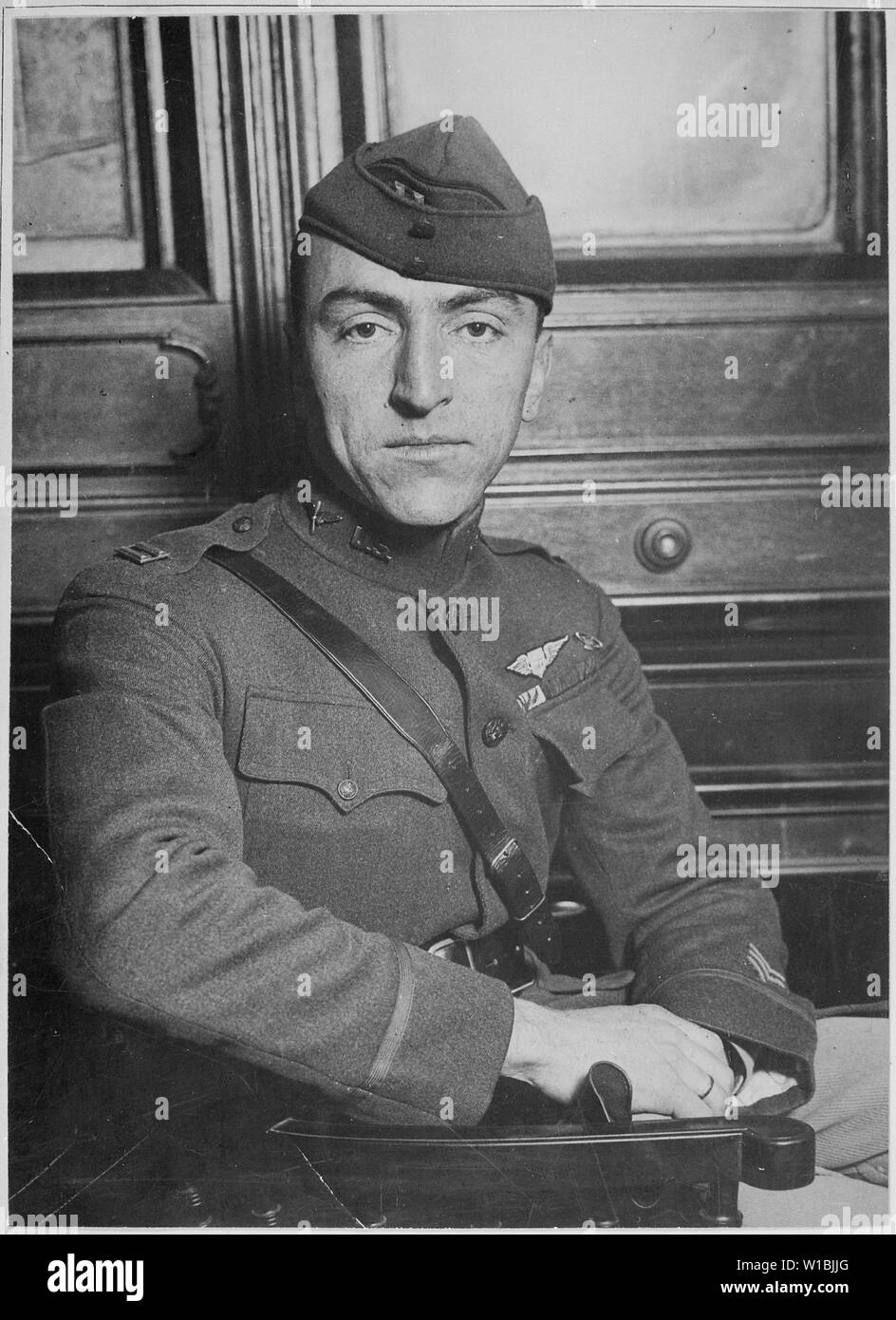 Il capitano Edward Rickenbacker, America's premier Ace ufficialmente accreditato con 22 aerei nemici e l'orgoglio di chi indossa la guerra francese croce come apparve al suo arrivo a bordo dell'Adriatico. Underwood e Underwood, ca. 1919; le note generali: utilizzo di guerra e di conflitto numero 496 quando si ordina una riproduzione o la richiesta di informazioni su questa immagine. Foto Stock