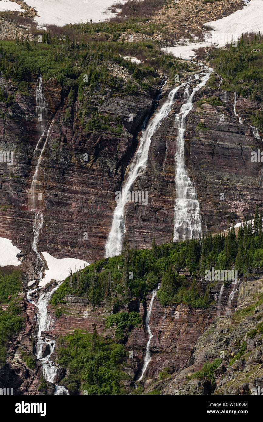 Fondere la neve cade dal basso Grinnell Glacier in inizio di estate Foto Stock