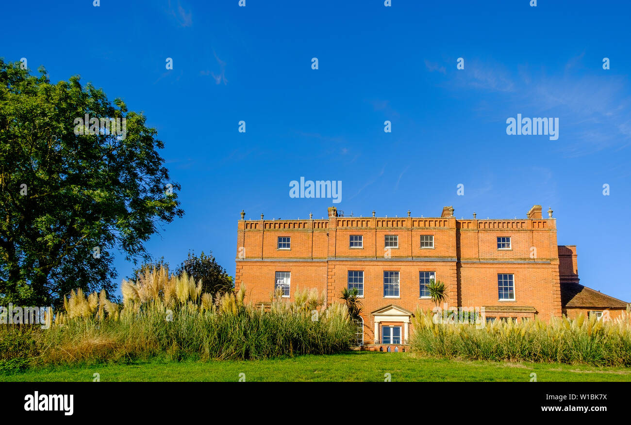 Watford, UK, settembre 2018, vista dell'entrata laterale dell'hotel Grove in una giornata di sole, Hertfordshire, Inghilterra Foto Stock