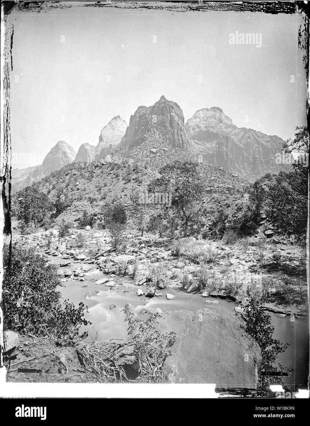 Le cupole del castello, picchi da Sun in montagna a Oriente tempio, il Parco Nazionale di Zion. Vecchio n. 93. T.a. Evans. Vista simile a n. 75., 1871 - 1878 Foto Stock