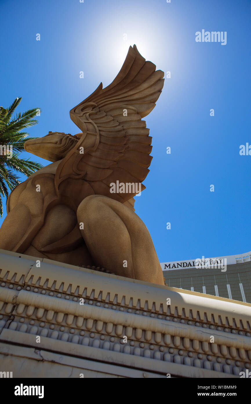 Grande creatura mitologica figura nei motivi del Mandalay Bay Resort & Casino vista attraverso un arco, Las Vegas, Nevada, STATI UNITI D'AMERICA Foto Stock