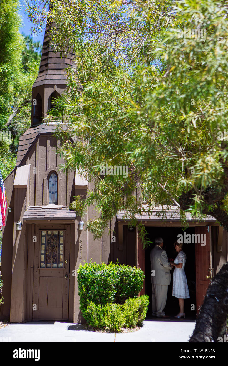 Paio di sposarsi nella piccola Chiesa di Occidente di Matrimonio in Cappella di Las Vegas, Nevada, STATI UNITI D'AMERICA Foto Stock