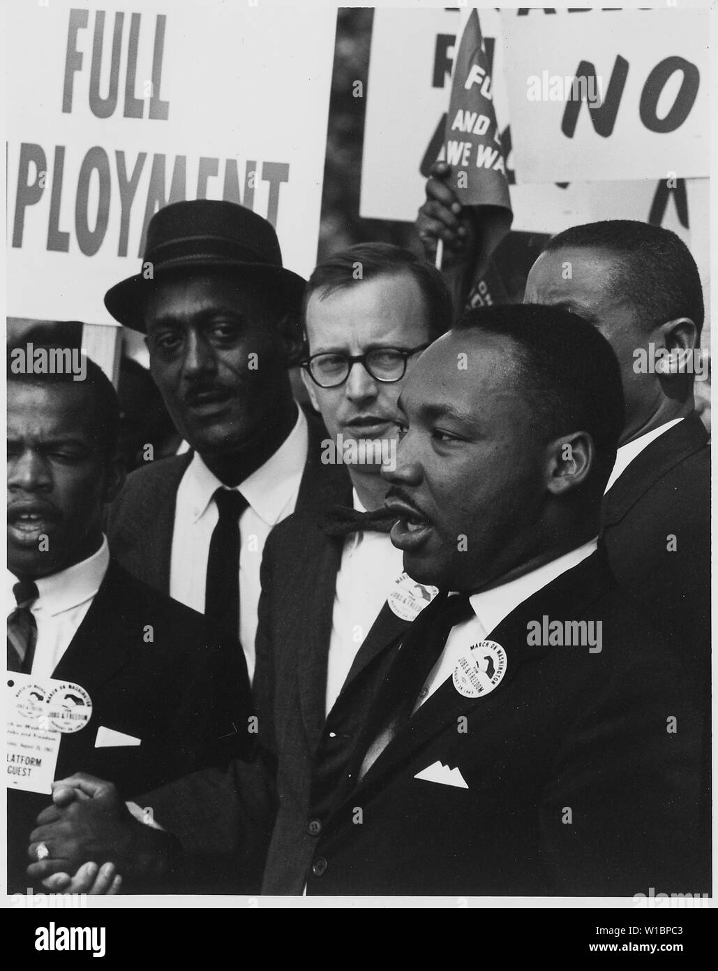 I diritti civili marzo su Washington, D.C. [Il Dott. Martin Luther King Jr., Presidente della Southern Christian Leadership Conference e Mathew Ahmann, Direttore Esecutivo del National Catholic Conference per Interrracial giustizia in una folla.] Foto Stock