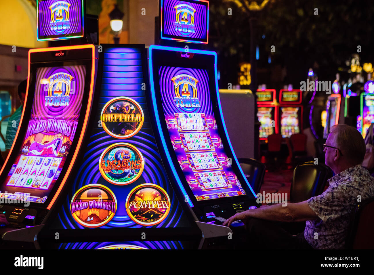 Uomo anziano su una macchina di gioco d'azzardo all'interno di Parigi Hotel & Casino, Las Vegas, Nevada, STATI UNITI D'AMERICA Foto Stock