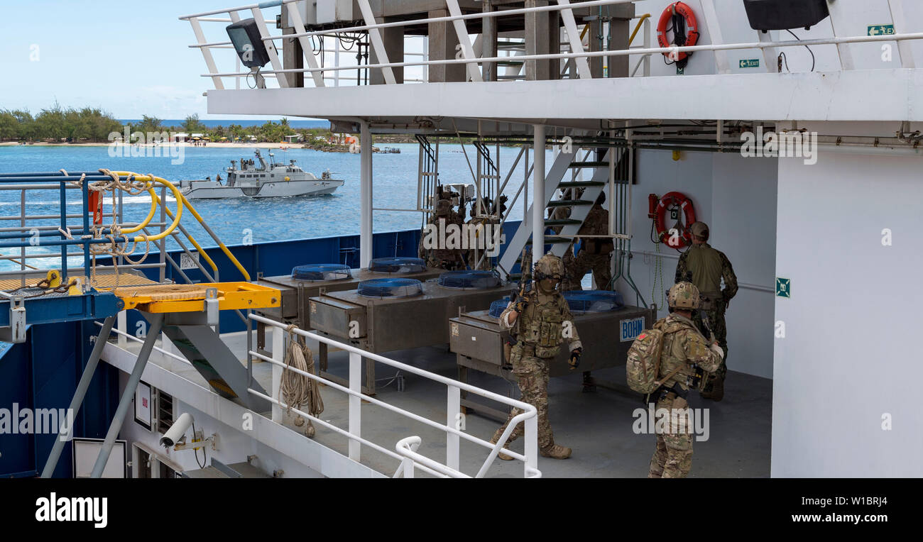 190527-N-LN093-1266 SANTA RITA, Guam (27 maggio 2019) velisti assegnati alle zone costiere squadrone fluviale due condurre una visita, scheda, ricerca e sequestro esercitazione a bordo del petrolio offshore del sistema di distribuzione (T-AG) USNS VADM K.R. Wheeler (T-AG 5001) come parte del Pacific Vanguard (PACVAN), 27 maggio. PACVAN è il primo del suo genere quadrilatero esercizio tra Australia, Giappone, Repubblica di Corea e gli Stati Uniti Forze Navali. Concentrati sul miglioramento delle capacità dei paesi partecipanti a rispondere insieme a crisi ed emergenze nella regione, PACVAN prepara i partecipanti forc marittima Foto Stock