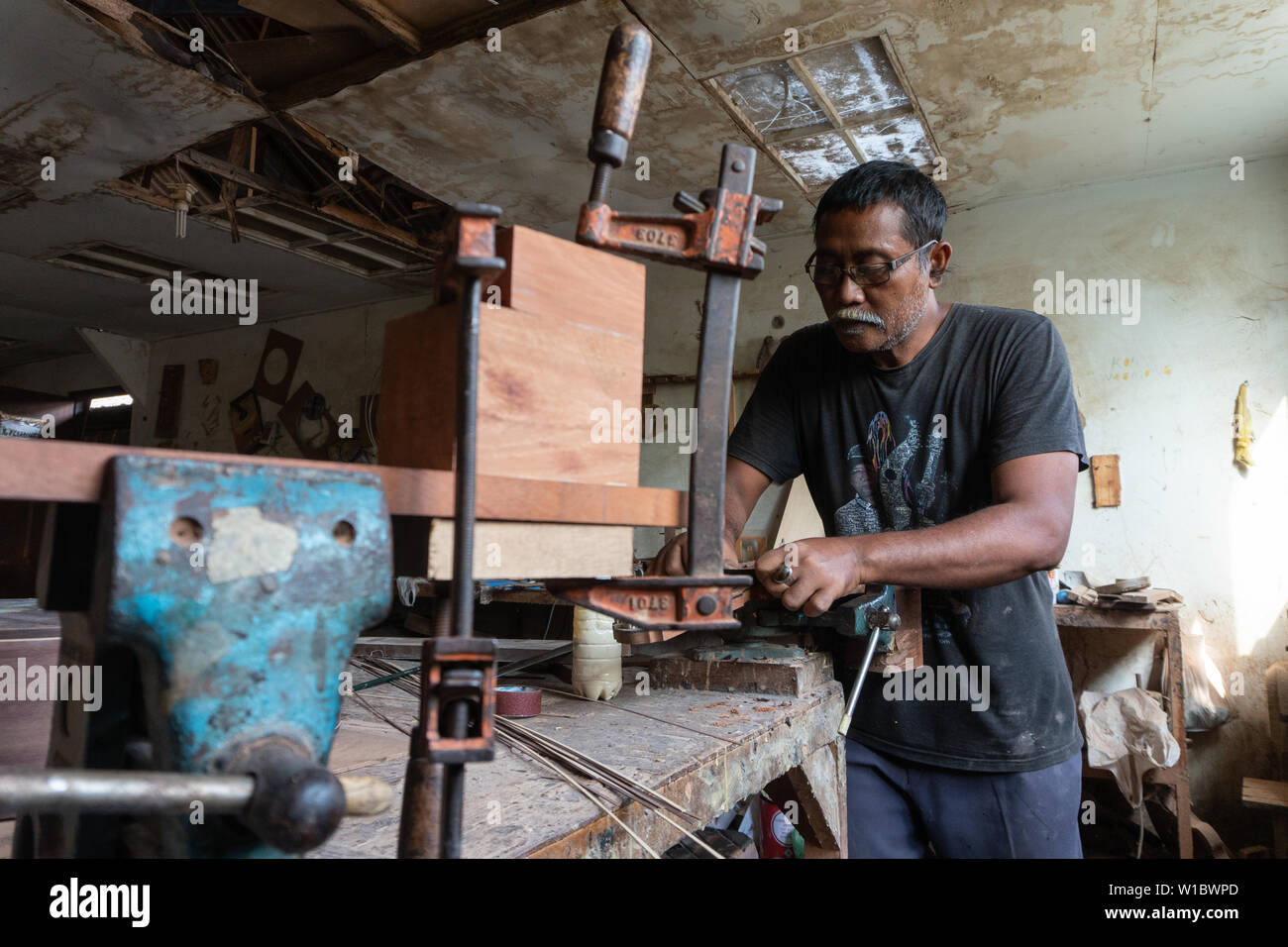 GIANYAR,BALI/INDONESIA-30 MAGGIO 2019: una chitarra artigiano è rendere chitarre classiche in legno in una chitarra in legno officina di proprietà di I Wayan Tuges in Foto Stock