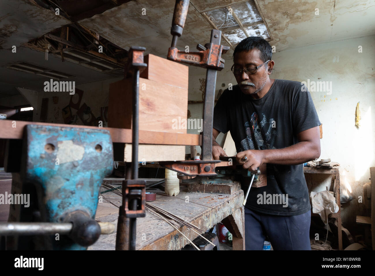 GIANYAR,BALI/INDONESIA-30 MAGGIO 2019: una chitarra artigiano è rendere chitarre classiche in legno in una chitarra in legno officina di proprietà di I Wayan Tuges in Foto Stock