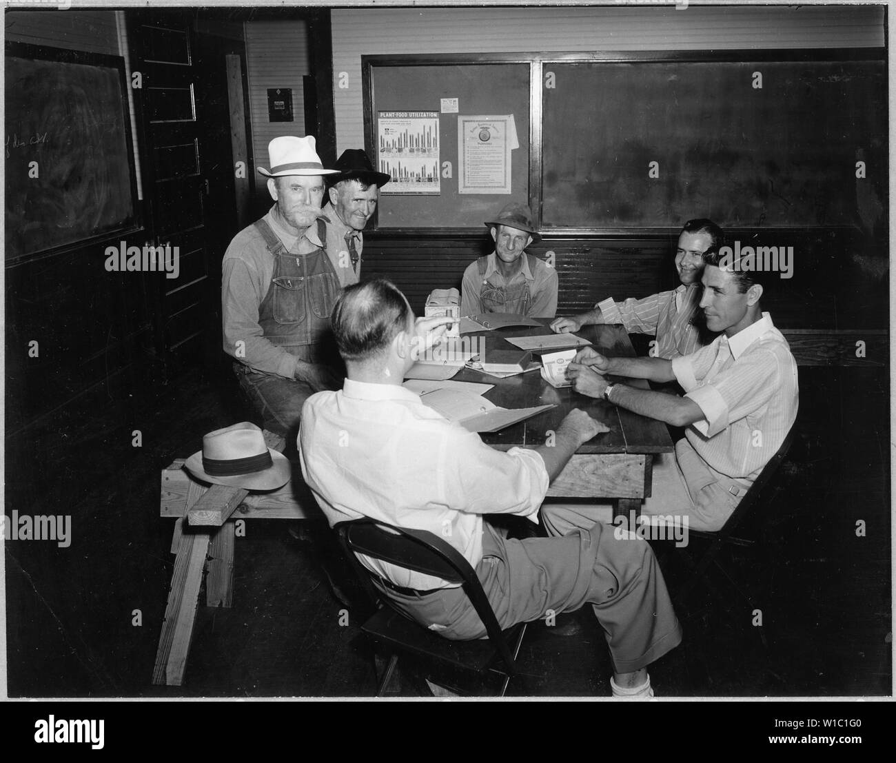 Coosa Valley, Alabama. Poste le foto della riunione da parte degli agricoltori che è venuto a scuola per raccogliere i controlli AAA.; Portata e contenuto: Full didascalia recita come segue: Coosa Valley, Alabama. Poste le foto della riunione da parte degli agricoltori che è venuto a scuola per raccogliere i controlli di tipo AAA. Foto Stock