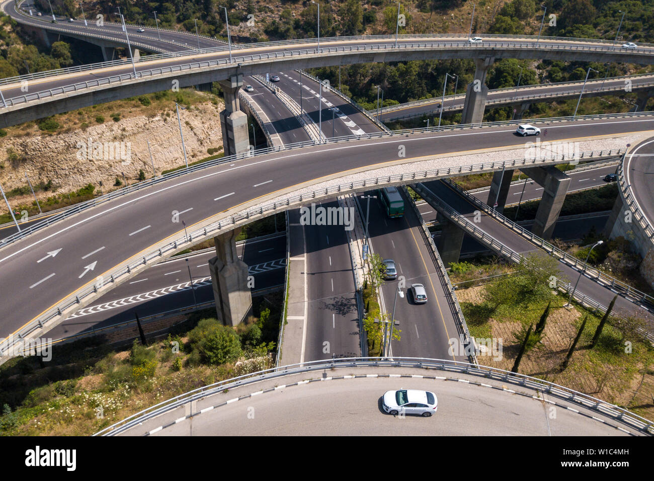 Interscambio autostradale con traffico su tutti i livelli - Vista aerea Foto Stock