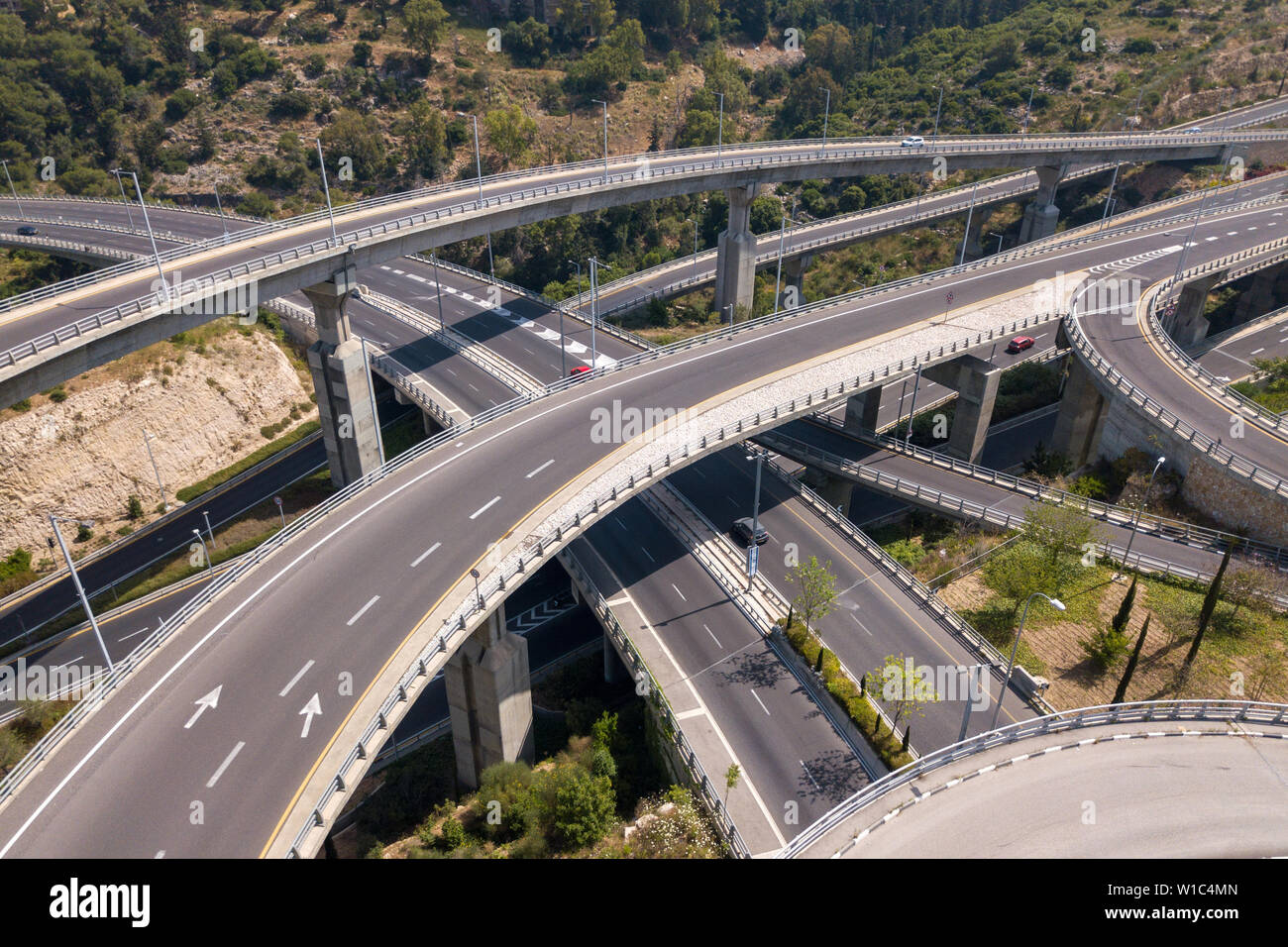 Interscambio autostradale con traffico su tutti i livelli - Vista aerea Foto Stock