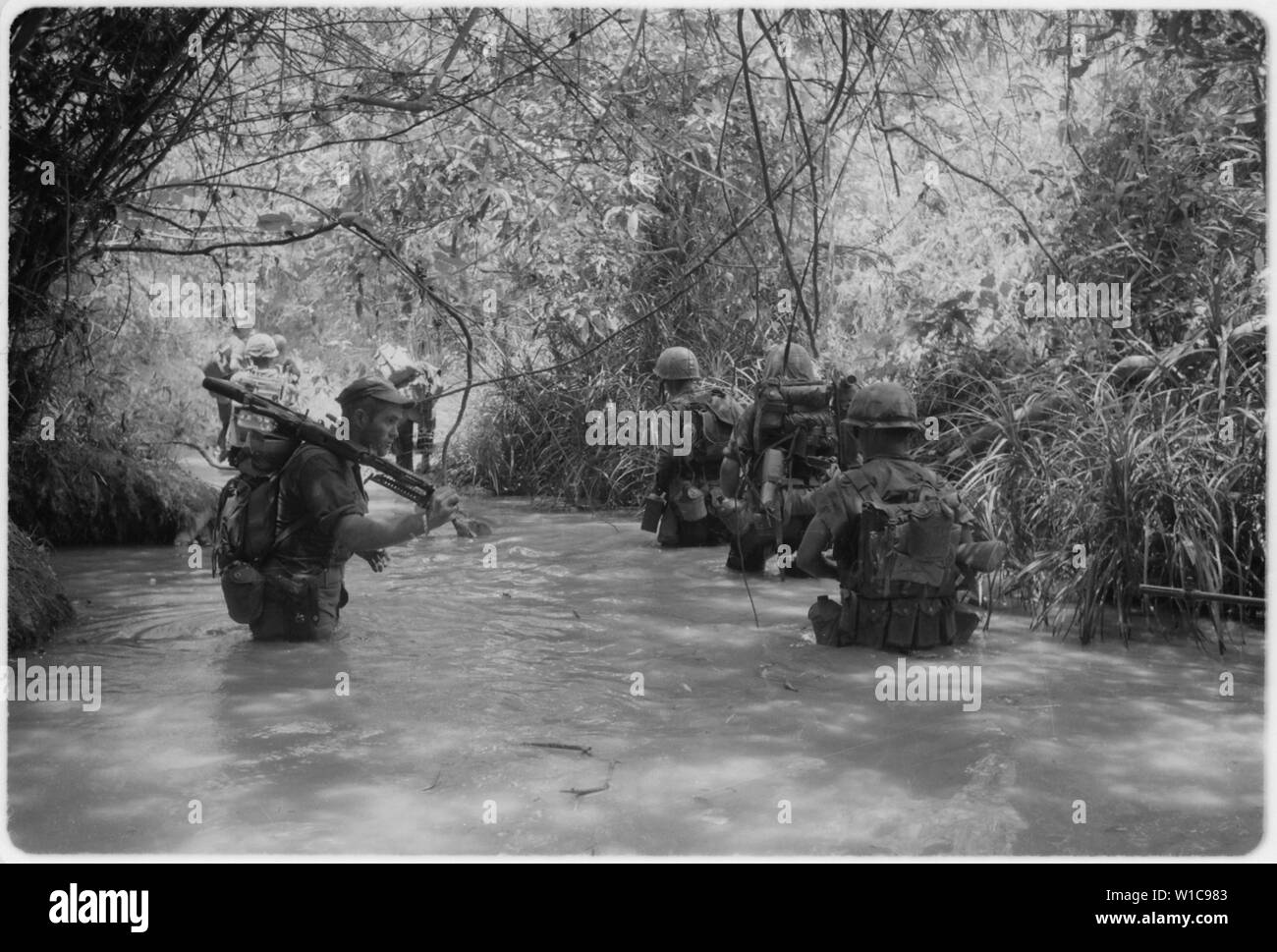 Dong ha, Vietnam. Funzionamento Hastings - Marines della compagnia H, 2° Battaglione, 4° Reggimento Marine prendere all'acqua come si muovono per unirsi con gli altri elementi del loro battaglione. Foto Stock