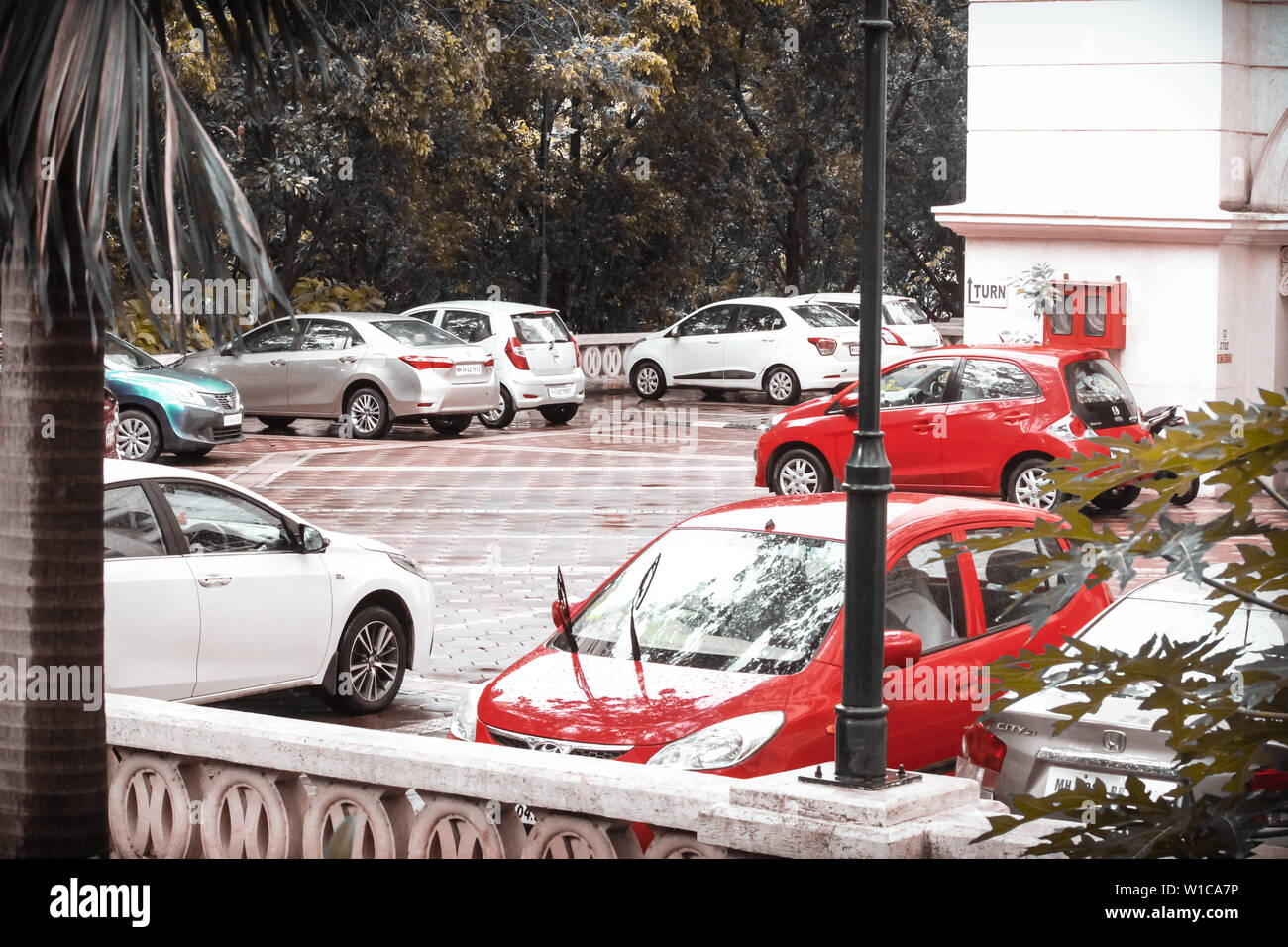 le auto parcheggiate al parcheggio sono in una società di alloggi Foto Stock