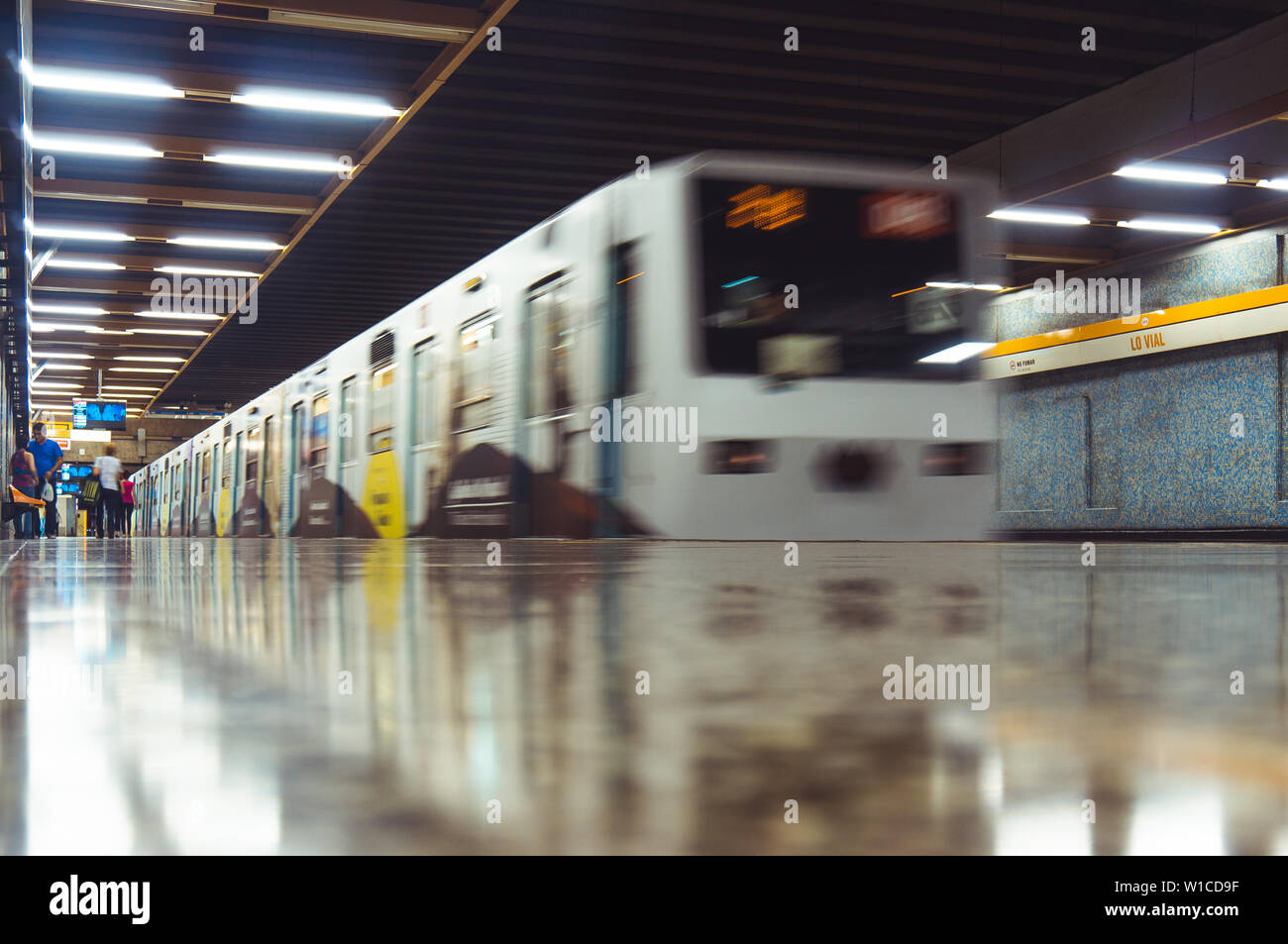 SANTIAGO DEL CILE - Dicembre 2015: una marca, Gabriela Mistral themed, NS74 treno a bassa stazione fiala Foto Stock