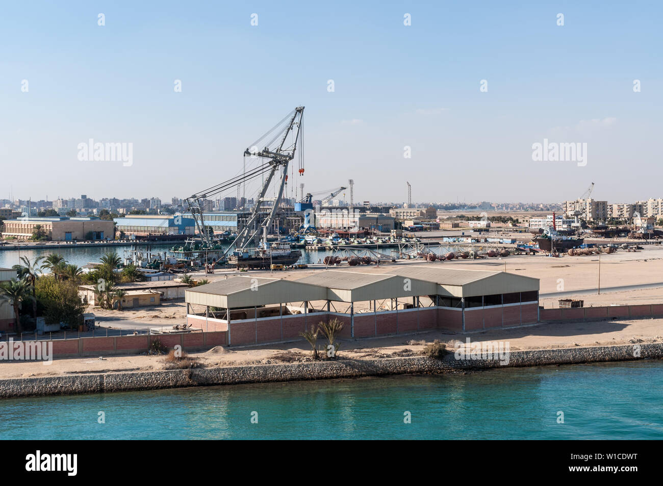 Suez, Egitto - 5 Novembre 2017: porto industriale di oggetti  dell'infrastruttura sulla riva del Canale di Suez in Egitto, Africa Foto  stock - Alamy