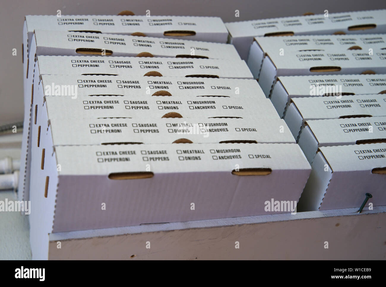 Pila di nuovo generico scatole per pizza pronto per essere utilizzato. Foto Stock