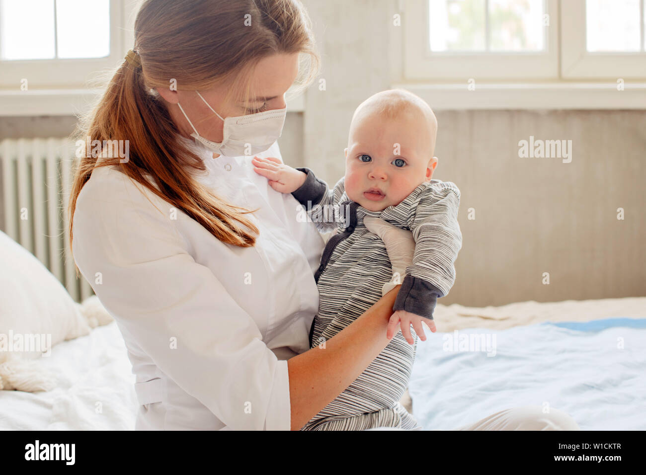 Baby nell'ufficio del medico per il controllo medico Foto Stock