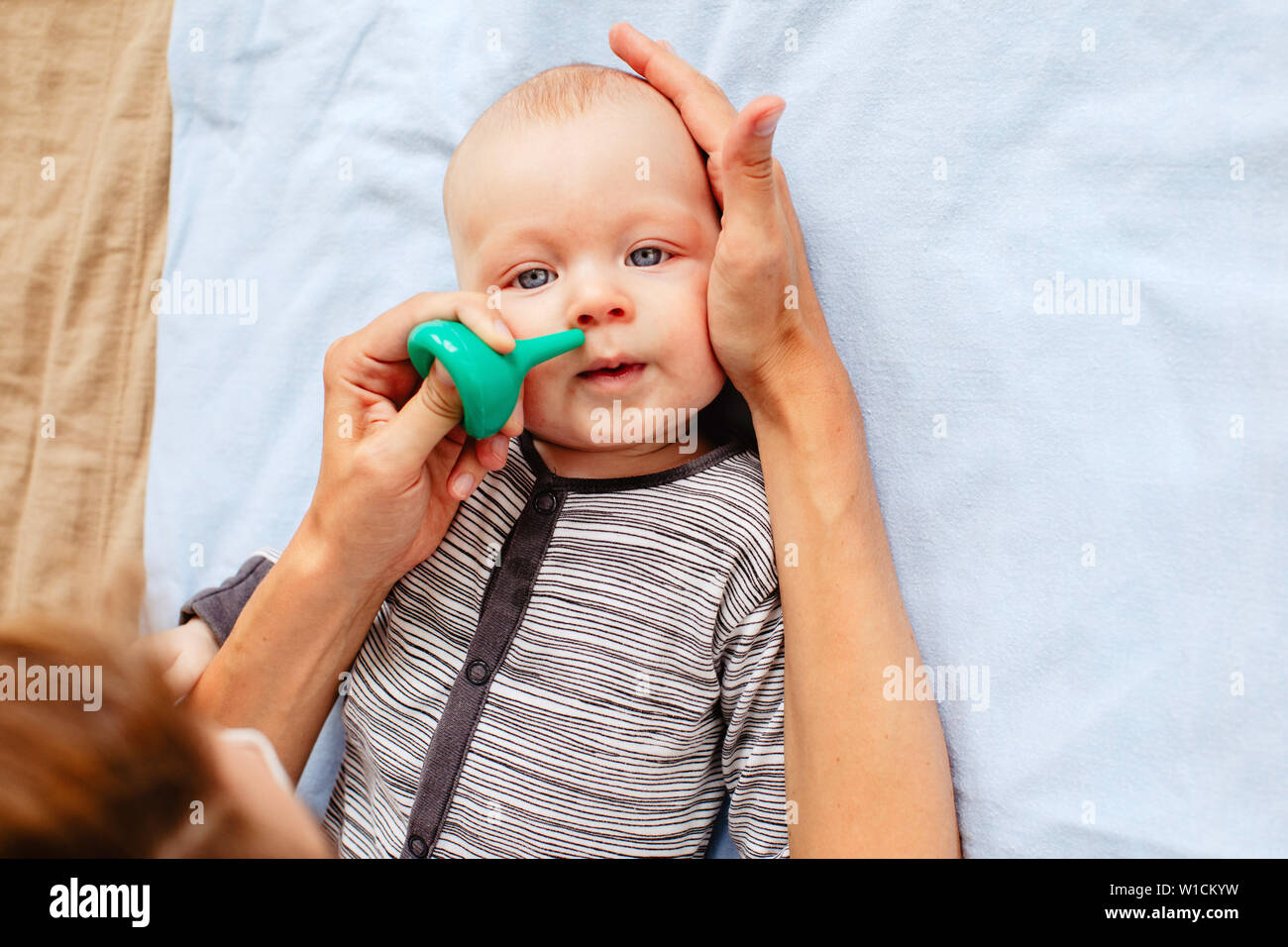 Madre naso di pulizia della cute baby Foto Stock