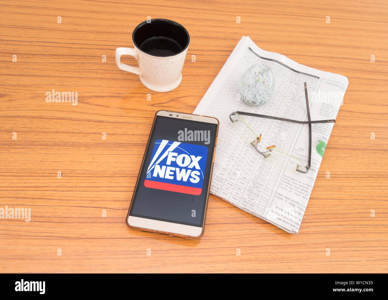 Kolkata, India, 3 Febbraio 2019: Fox news APP (applicazione) visibile sullo schermo di cellulare splendidamente collocato al di sopra di un tavolo di legno con un quotidiano di un Foto Stock